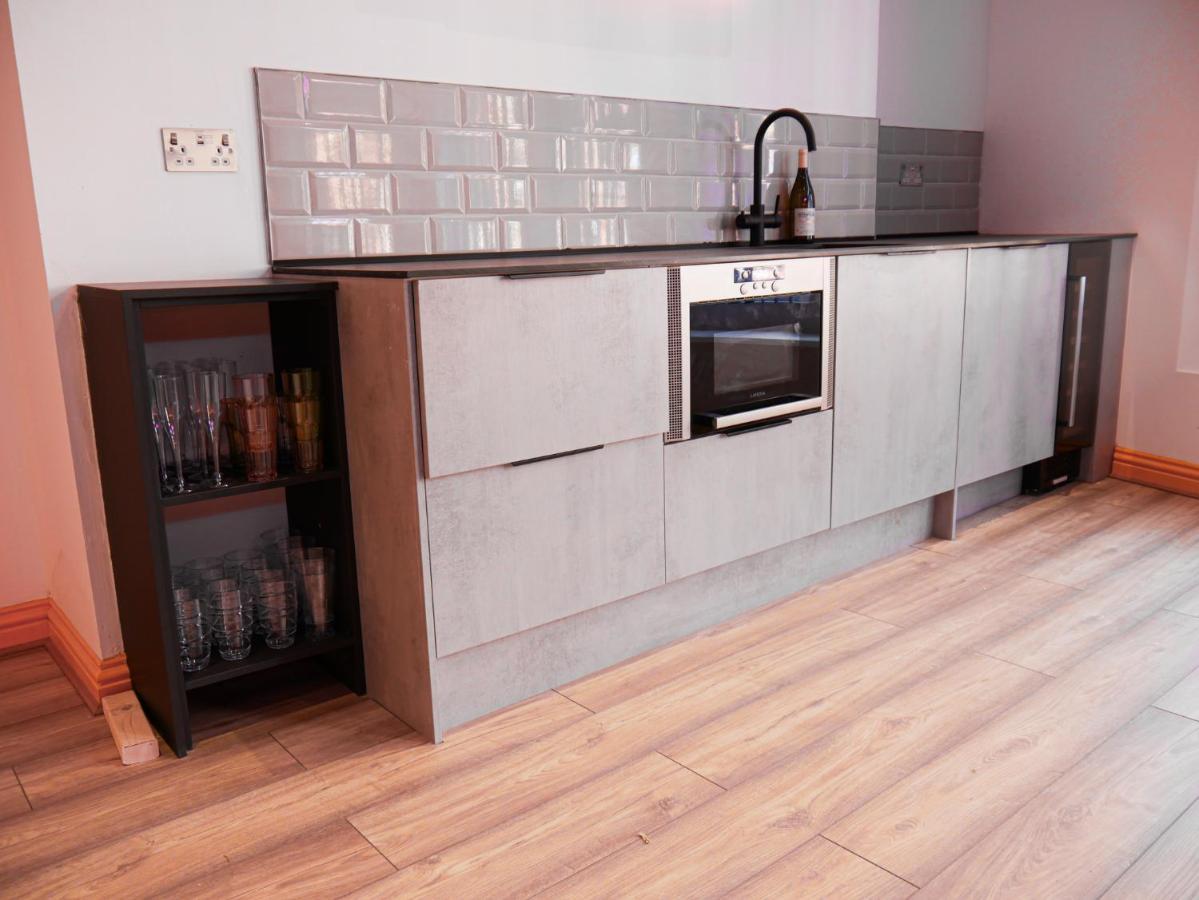 Luxury Apartments Liverpool City Center Buitenkant foto
